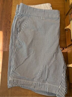 Title: Old Navy Everyday Shorts mid-rise Size 8 blue/white